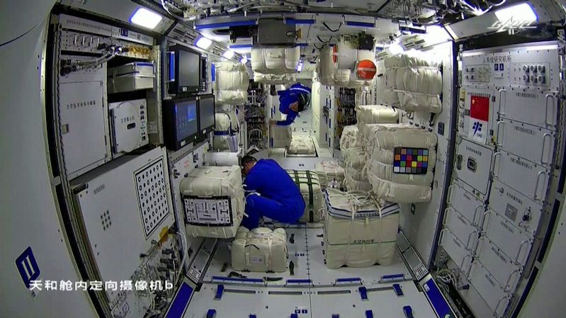 Čínská vesmírná loď Šen-čou 12 se připojila k budované orbitální stanici